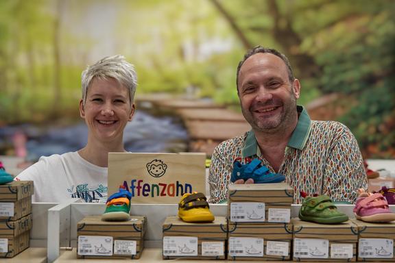 Inhaberin Kristin Fitterer und Inhaber Roman Degenhardt im Zehenspiel in Erbach.