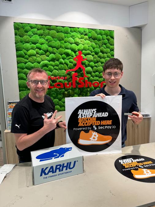 Jost Wiebelhaus mit einem Kunden (Foto: Frankfurter Laufshop)