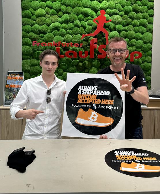 Jost Wiebelhaus (rechts) mit einem Bitcoin-Kunden im Frankfurter Laufshop (Foto: Frankfurter Laufshop)