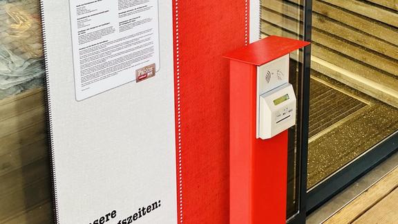 Kartenscanner am Eingangsbereich des digitalen personallosen Supermarkts