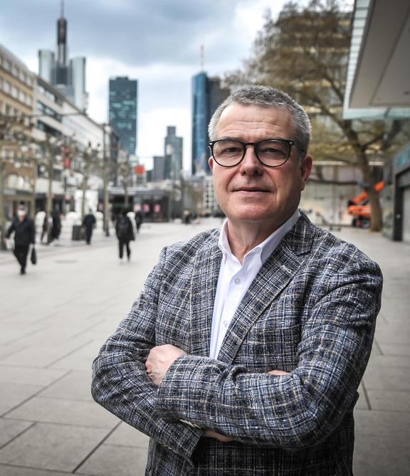 Dr. Joachim Stoll auf der Frankfurter Einkaufsstraße "Zeil"